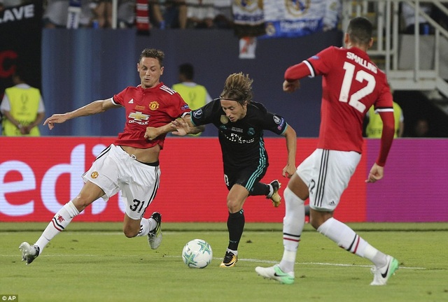 Những khoảnh khắc ấn tượng trong ngày Real Madrid áp đảo toàn diện MU - 9
Luka Modric giúp Real Madrid chiếm lĩnh hoàn toàn khu vực giữa sân