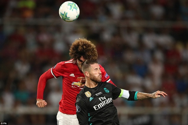 Những khoảnh khắc ấn tượng trong ngày Real Madrid áp đảo toàn diện MU - 4
Fellaini đổ máu sau tình huống va chạm với Ramos