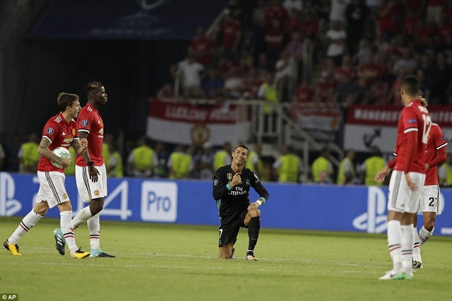 Những khoảnh khắc ấn tượng trong ngày Real Madrid áp đảo toàn diện MU - 2
C.Ronaldo chỉ vào sân ở 7 phút cuối, nhưng Real Madrid vẫn chiến thắng