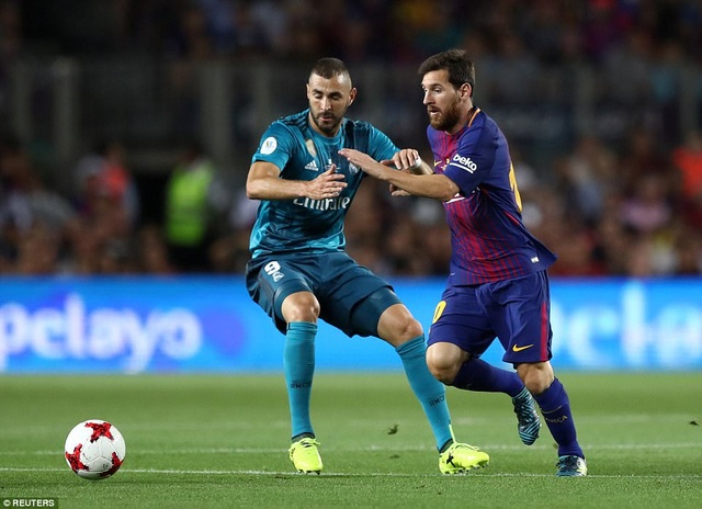 Những khoảnh khắc ấn tượng ở đại chiến Barcelona-Real Madrid tại Nou Camp - 12
Benzema và Messi trong một tình huống tranh chấp