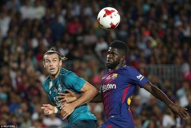 Những khoảnh khắc ấn tượng ở đại chiến Barcelona-Real Madrid tại Nou Camp - 13
Bale bật cao tranh chấp bóng bổng với Umtiti