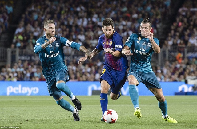 Những khoảnh khắc ấn tượng ở đại chiến Barcelona-Real Madrid tại Nou Camp - 15
Các cầu thủ Real Madrid luôn theo sát Messi