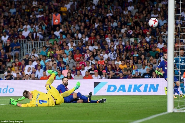 Những khoảnh khắc ấn tượng ở đại chiến Barcelona-Real Madrid tại Nou Camp - 18
... khi Pique mở tỷ số cho Real Madrid
