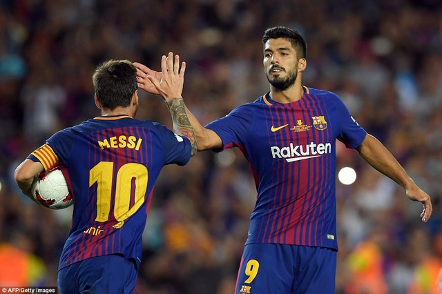 Những khoảnh khắc ấn tượng ở đại chiến Barcelona-Real Madrid tại Nou Camp - 9
Luis Suarez kiếm về quả phạt đền ở hiệp 2