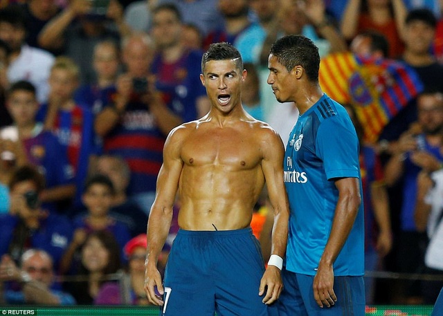 Những khoảnh khắc ấn tượng ở đại chiến Barcelona-Real Madrid tại Nou Camp - 5
C.Ronaldo nhận thẻ vàng sau khi ăn mừng bàn thắng nâng tỷ số lên 2-1 ở phút 80
