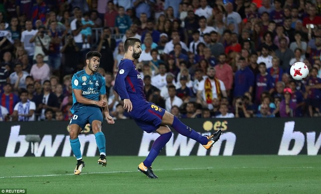 Những khoảnh khắc ấn tượng ở đại chiến Barcelona-Real Madrid tại Nou Camp - 3
Pique đã có một trận đấu đáng quên