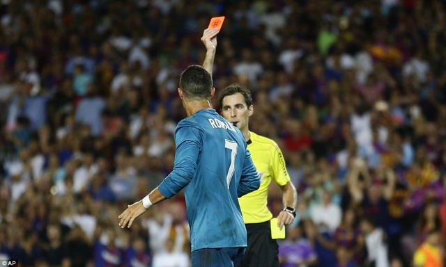 Những khoảnh khắc ấn tượng ở đại chiến Barcelona-Real Madrid tại Nou Camp - 2
C.Ronaldo vào sân ở phút 58, nhưng anh đã nhận thẻ đỏ ở phút 82