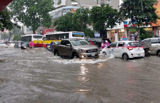 Nhiều tuyến phố tại Hà Nội hóa sông trong ngày mưa bão.