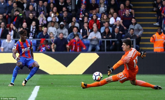Crystal Palace 2-1 Chelsea: Trái đắng cho nhà đương kim vô địch - 3
Zaha hạ gục Courtois với cú cứa lòng chân phải