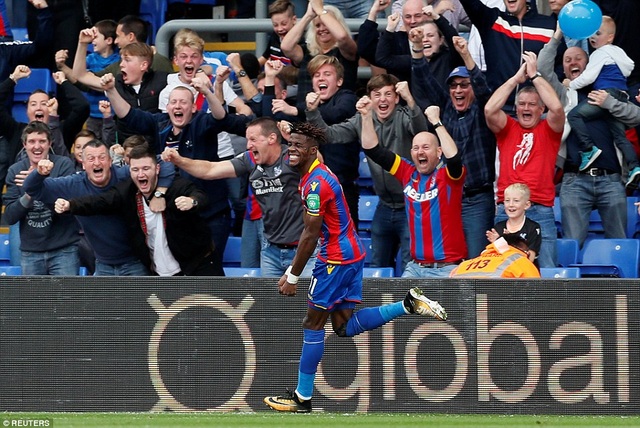 Crystal Palace 2-1 Chelsea: Trái đắng cho nhà đương kim vô địch - 1
Zaha ăn mừng sau khi ghi bàn vào lưới Chelsea