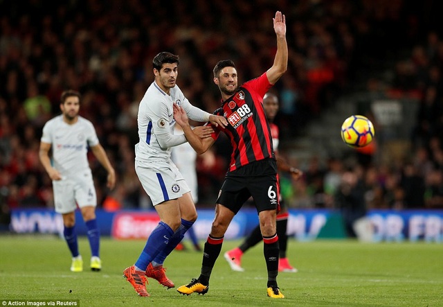 Hazard giúp Chelsea thoát hiểm ở Bournemouth - 2
Morata (trái) vô duyên ở trận đấu với Bournemouth