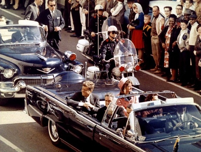 Chủm ảnh hiếm về vụ ám sát Tổng thống Mỹ John F. Kennedy - 1
Tổng thống John F. Kennedy, Đệ nhất phu nhân Jacqueline Kennedy, Thống đốc bang Texas John Connally ngồi trên một chiếc ô-tô mui trần trước khi vụ ám sát diễn ra vào 22-11-1963