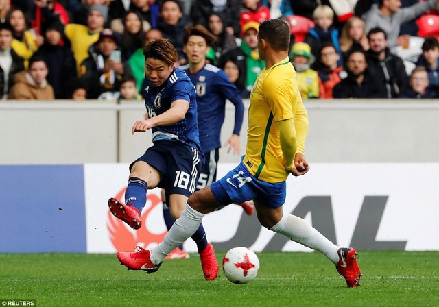 Brazil 3-1 Nhật Bản: Neymar lập công - 19
Takuma Asano trong nỗ lực tranh chấp với Thiago Silva bên phía Brazil