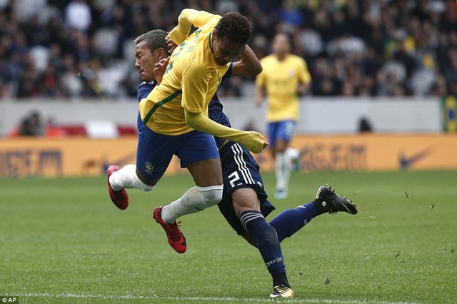 Brazil 3-1 Nhật Bản: Neymar lập công - 17
Trận đấu có khá nhiều tình huống căng thẳng