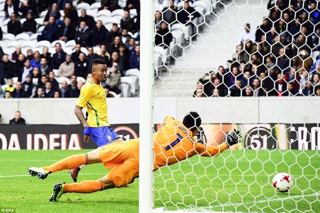 Brazil 3-1 Nhật Bản: Neymar lập công - 12
Ngôi sao Man City, Gabriel Jesus trong tình huống đánh bại thủ môn Kawashima để ghi bàn thắng thứ hai