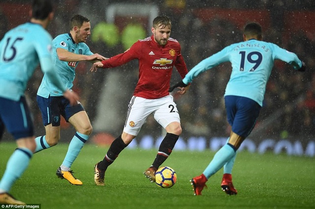 Lukaku tỏa sáng, MU giành chiến thắng trước Bournemouth - 3
Shaw (thứ hai từ phải sang) trong trận hiếm hoi được đá chính ở MU mùa này