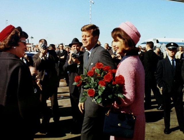 Chủm ảnh hiếm về vụ ám sát Tổng thống Mỹ John F. Kennedy - 3
Ông Kennedy được đón tiếp nồng hậu, thậm chí cánh phóng viên còn được lại gần để chụp ảnh