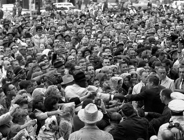 Chủm ảnh hiếm về vụ ám sát Tổng thống Mỹ John F. Kennedy - 4
Tổng thống Kennedy thân thiện chào hỏi người dân gần bãi để xe của khách sạn Texas vào ngày 22-11-1963