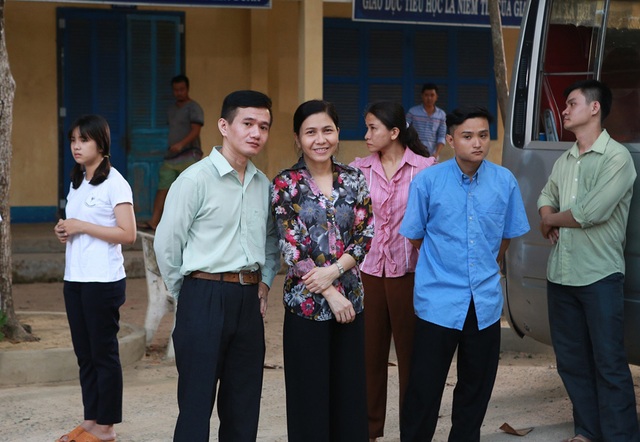 Phạm Nhật Huy bất ngờ thành “ông giáo làng” - 3 Phạm Nhật Huy bất ngờ thành “ông giáo làng” - 3