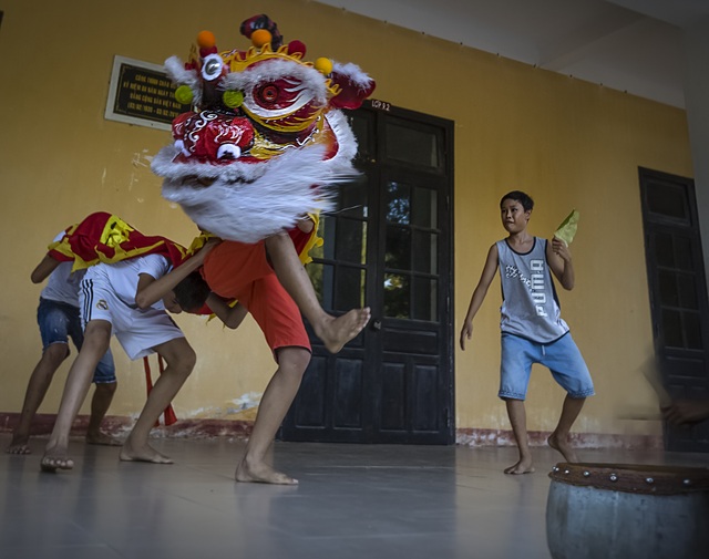 Lân - Tết Trung Thu phố Hội - 5
Khắp các thôn, xóm các em nhỏ mải mê tập luyện chờ đón hội trăng rằm để trổ tài biểu diễn