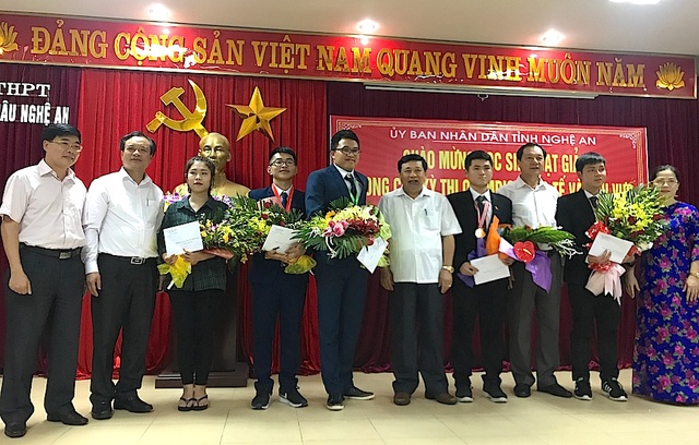 Chủ tịch UBND tỉnh Nghệ An tặng quà cho các em học sinh đạt giải quốc tế vừa trở về.