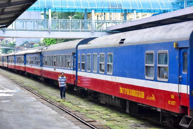Hà Nội: Cận cảnh nhà ga trăm tuổi trước đề xuất di dời ra khỏi nội đô - 4
Một đoàn tàu đỗ trong sân ga Hà Nội.
Theo ông Vũ Văn Viện, Giám đốc Sở GTVT Hà Nội, tại nạn giao thông đường sắt có dấu hiệu tăng cao, đặc biệt ở những nơi có đường sắt cắt ngang. Nhiều chỗ, đường dân sinh do người dân tự ý mở cắt ngang đường sắt, không có hệ thống cảnh báo, rất nguy hiểm.