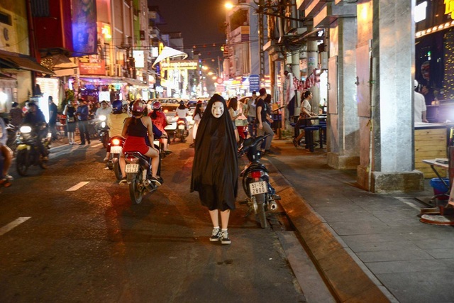 Halloween trên phố Bùi Viện: “Phim trường kinh dị phong cách Việt!” - 3 Một con ma lẻ loi