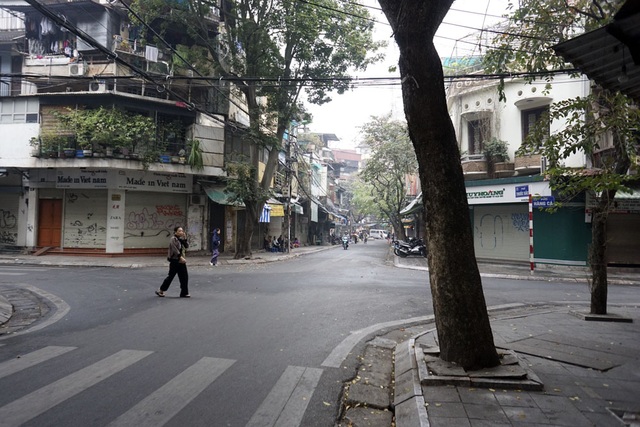 Hà Nội khác lạ ngày đầu năm - 5
Sâu trong khu phố cổ Hà Nội, cảm giác rất giống ngày mùng Một Tết.