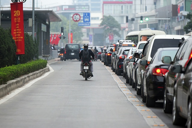 Buýt nhanh vẫn phải “ngụp lặn” trên làn đường dành riêng - 8
Chiếc xe máy vô tư đi vào phần đường dành riêng cho xe buýt. Việc dành riêng làn đường cho xe buýt nhanh cũng khiến phần đường cho các phương tiện còn lại hẹp đi, gây thêm ùn ứ.