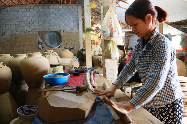 Ninh Bình: Làng gốm đỏ lửa phục vụ Tết Nguyên Đán Đinh Dậu - 5
Tùy thuộc vào từng loại sản phẩm mà người thợ sẽ nặn đất theo mẫu khác nhau. Thông thường để làm ra những chiếc vò, chum, vại người thợ sẽ nặn đất thành những thớ dài và tròn để khi đưa lên bàn xoay ghép lại với nhau được dễ dàng hơn.