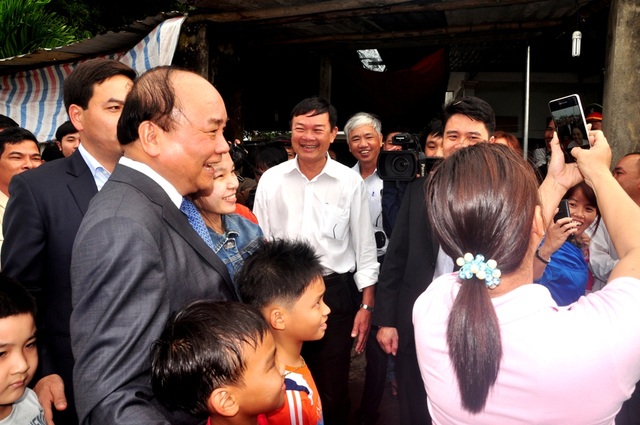 Thủ tướng chúc Tết Mẹ Việt Nam anh hùng ở Quảng Nam - 5 Thủ tướng vui vẻ chụp hình với người dân thị xã Điện Bàn