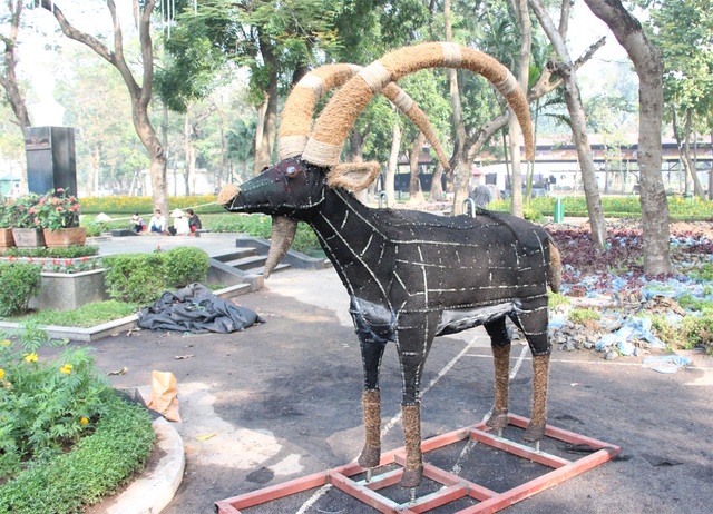 Cận cảnh 12 con giáp "khủng" trong công viên Thống Nhất - 6 Hình nộm con Dê mới hoàn thành bộ khung.