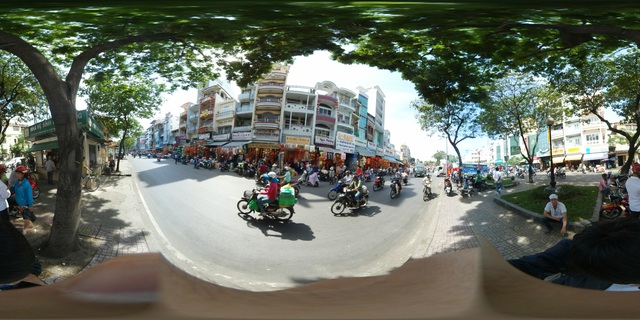 Sài Gòn rực rỡ đèn hoa những ngày giáp Tết dưới hiệu ứng 360 độ - 4
Đi ra xa khỏi trung tâm thành phố, trên con đường Hải Thượng Lãn Ông, đủ các mặt hàng bao lì xì, thiệp mừng năm mới, đồ trang trí Tết được bày bán ở khắp gian hàng. Cảnh buôn bán nhộn nhịp tạo nên không khí tươi vui, phấn khởi được bắt trọn trong ống kính “mắt cá” (fisheye) của Gear 360.