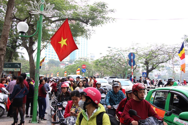 Người Hà Nội tấp nập đi chùa, đường phố ùn tắc kéo dài - 13 Người Hà Nội tấp nập đi chùa, đường phố ùn tắc kéo dài - 13