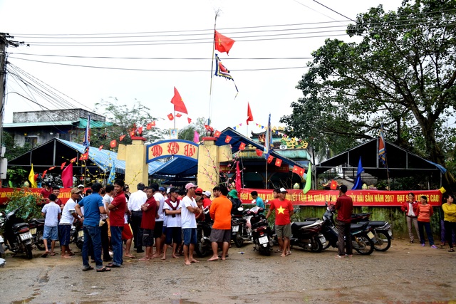 Ngư dân xứ Quảng rộn ràng với lễ hội cầu ngư đầu năm - 5 Rất đông người dân, ngư dân địa phương tham gia lễ hội cầu ngư
