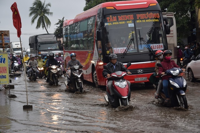 QL1A ách tắc nhiều giờ, kéo dài cả chục cây số - 5 Ngay đầu cầu, tình trạng hư hỏng đường khá nặng, nước đọng thành vũng khiến lưu thông rất khó khăn