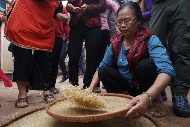 Sôi động trong khói lửa hội thổi cơm thi Thị Cấm - 5 Thóc được giã, sàng sẩy, nhặt sạn... cũng rất nhanh.