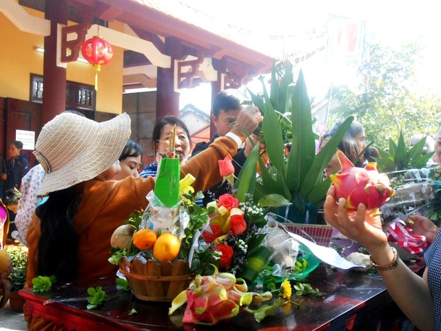 Quảng Nam: Tưng bừng khai hội dinh Bà Chiêm Sơn - 6 Sau khi hết lễ, tất cả hoa quả được trả lại cho người dân và yêu cầu phải dùng hết trong ngày
