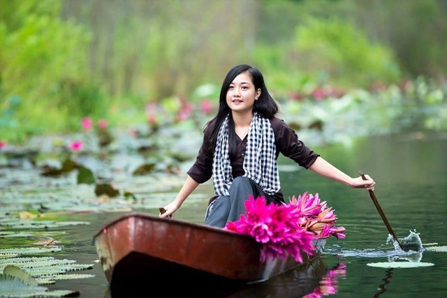 Thiếu nữ tại chùa Hương bất ngờ được phong... "hot girl chèo đò" - 3 Những hình ảnh khác của hot girl chèo đò