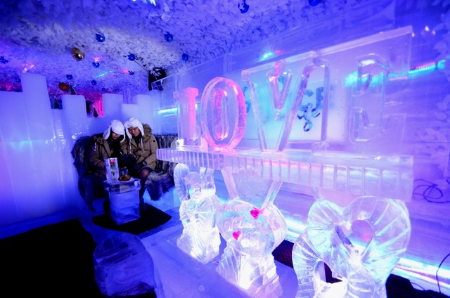 Valentine ấm trong cafe băng độc đáo - 5 Các bạn trẻ thích thú trải nghiệm không gian tại quán trong ngày lễ tình nhân.