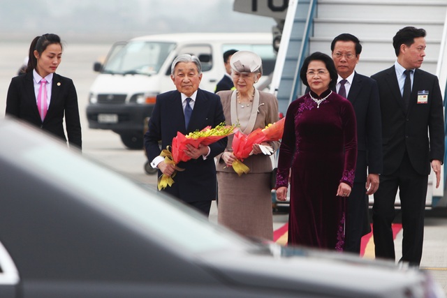 
Nhà vua và Hoàng hậu Nhật lên xe đón tại sân bay để về trung tâm Hà Nội.
