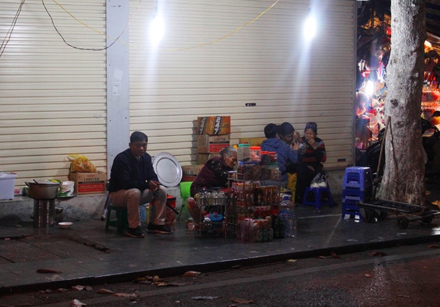 Hà Nội: Hàng quán “bủa vây” lòng đường, vỉa hè trong đêm - 5 Hà Nội: Hàng quán “bủa vây” lòng đường, vỉa hè trong đêm - 5