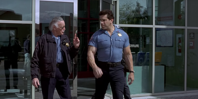 Stan Lee (trái) nhập vai một nhân viên an ninh trong “Hulk” (Người khổng lồ xanh Hulk - 2003).