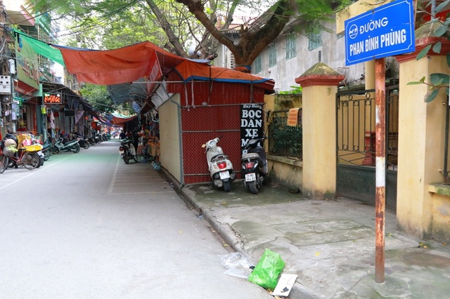 Ninh Bình: Hàng loạt vỉa hè bị “xẻ thịt” dựng ki ốt, chủ tịch phường trả lời "lạ"! - 3 Vỉa hè dành cho người đi bộ bị chiếm hoàn toàn do phường dựng ki ốt cho thuê bán hàng.
