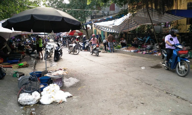 Vỉa hè bị “xẻ thịt”, phường đếm mét vuông thu phí! - 3 Cảnh bán hàng nhếch nhác ở chợ cóc trên phố Tây Thành, phường Nam Thành.