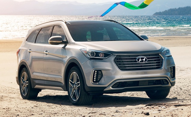 Những mẫu SUV và crossover an toàn nhất năm 2017 - 7
Hyundai Santa Fe 2017 được cả 2 tổ chức bao gồm IIHS và NHTSA đánh giá cao về độ an toàn. Đây cũng là một trong những đại diện ưu tú nhất của Huyndai. Mẫu xe này có 2 lựa chọn động cơ là 2.4L công suất 185 mã lực (phiên bản 5 chỗ) và V6 3.3L công suất 290 mã lực (phiên bản 7 chỗ). Tất cả đều trang bị hộp số tự động 6 cấp (không có số sàn) và hệ dẫn động 4 bánh toàn thời gian.