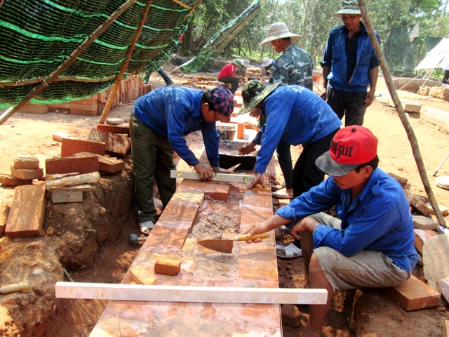 Phát hiện một đường cổ chìm trong lòng đất ở Thánh địa Mỹ Sơn - 5 Công nhân đang trùng tu bờ tường của đường cổ