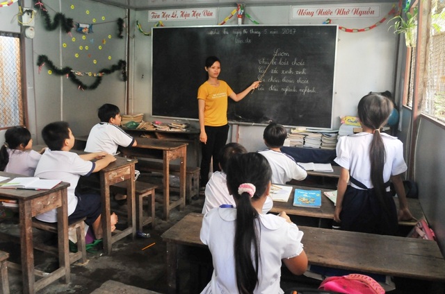 Người cựu chiến binh xây dựng lớp học tình thương giữa xóm nghèo - 2 Đa phần các em học sinh đang theo học tại đây là do hoàn cành nghèo, quá tuổi đến trường, thiếu giấy tờ...
