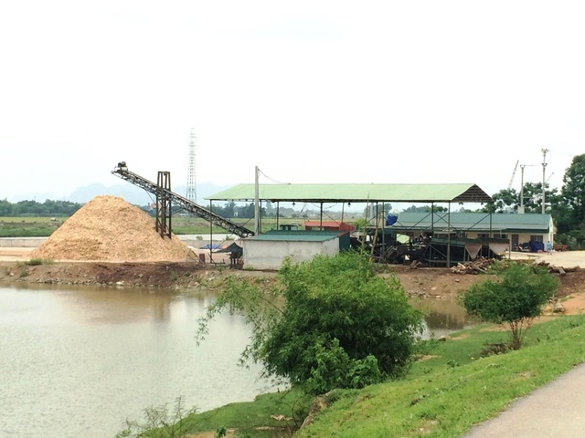Ninh Bình: Chỉ đạo dẹp bãi cát "lậu" sau loạt bài điều tra của Báo Dân trí - 4 Trạm chế biến gỗ dăm ngay sát sông, bên chân đê tả sông Hoàng Long tại xã Gia Phú tồn tại nhiều năm nay.