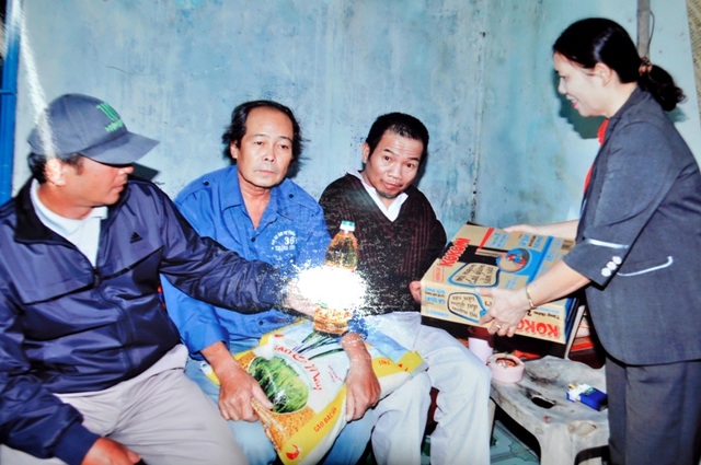 Đội cứu thương bằng… xe ôm ở Quảng Nam - 4 Dù hoàn cảnh của các thành viên đội xe ôm không mấy khá giả nhưng mỗi khi có dịp, họ lại đến giúp đỡ những hoàn cản khó khăn hơn minh